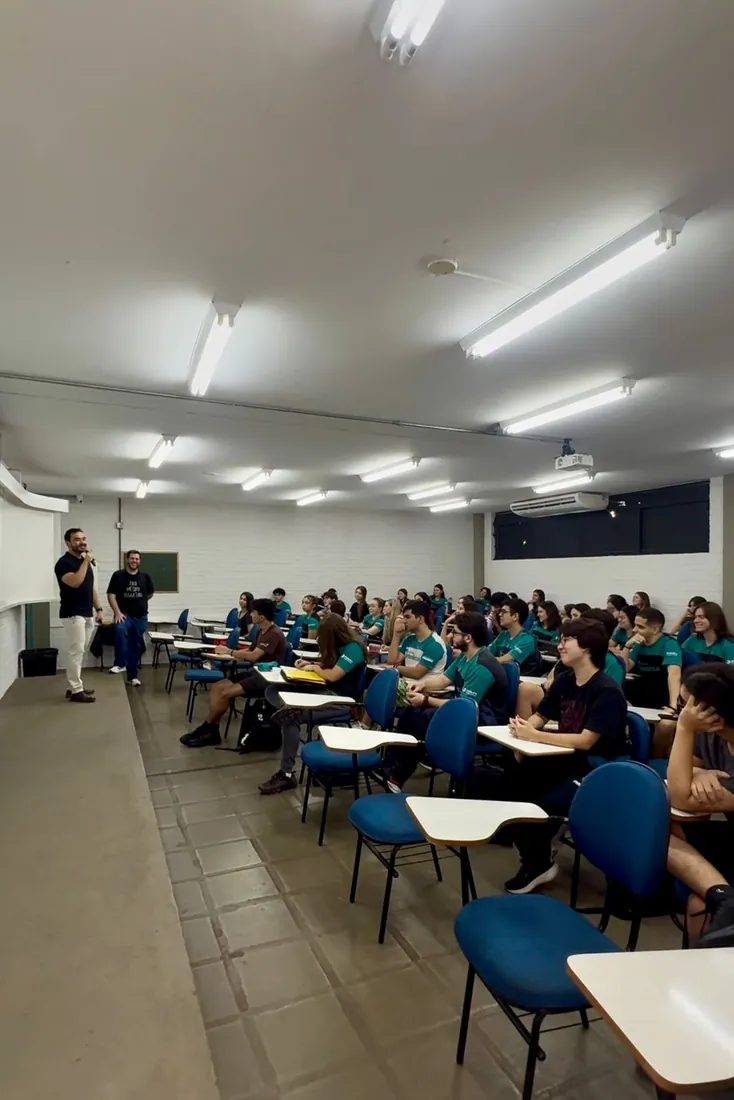 Ronan Nakau ministrando palestra sobre nutrição para uma turma de estudantes